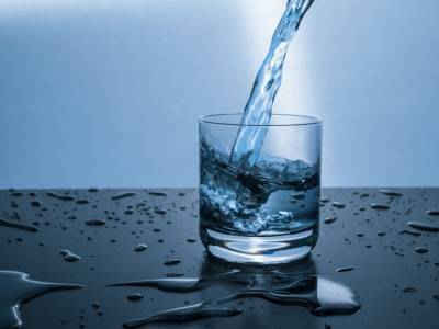Пить много воды в корне неправильно, могут не выдержать почки - врач