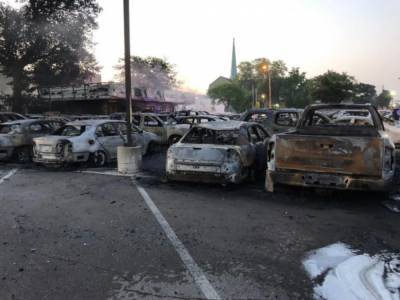 Масштабный пожар в автосалоне: протестующие в США сожгли около 100 машин