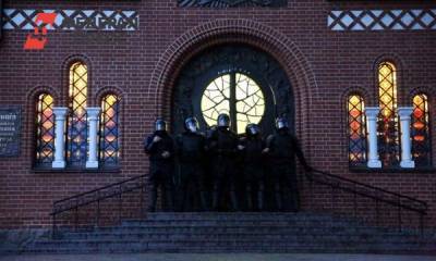 В Белоруссии ОМОН заблокировал протестующих в церкви