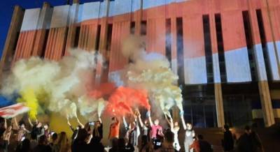 "Украинский дом" в Киеве засиял цветами исторического флага Беларуси (видео)