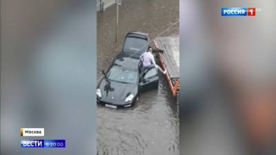 Москва отрепетировала осень: сильный ливень затопил Третьяковку и улицы
