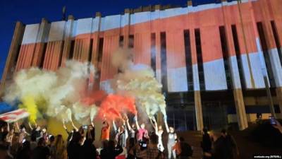 В Киеве на "Украинский дом" спроектировали исторический флаг Беларуси