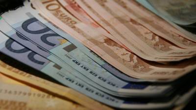 Специалист оценил выгоду обмена рубля на евро и доллары