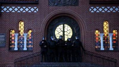 В Минске правоохранители разогнали митинг, часть людей была заблокирована в костеле