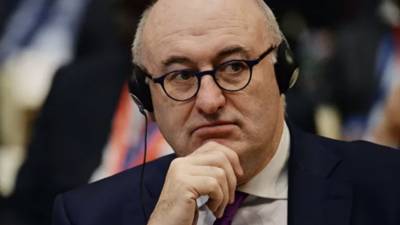 Еврокомиссар подал в отставку из-за нарушения коронавирусного режима