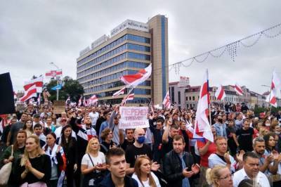 В Минске новые протесты: силовики разогнали активистов, а часть заперли в костеле (видео, фото)