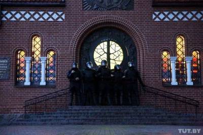Белорусские католики осудили ОМОН за попытку закрыть протестующих в Красном костеле