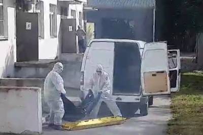 Неизвестные увезли тело из коронавирусной больницы в Новгороде