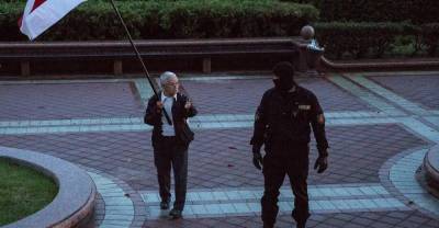 В Минске 73-летняя женщина вступила в противостояние с ОМОНом из-за флага. Фото и видео | Мир | OBOZREVATEL
