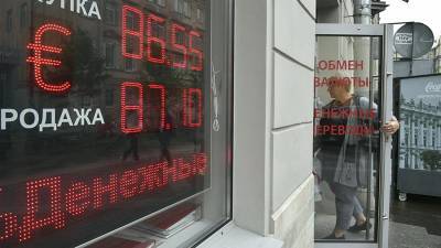 Российские банки начали вводить комиссии за ведение счетов в евро