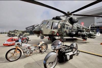 Вертолет из Улан-Удэ встретился со старыми друзьями-мотоциклами (ФОТО)