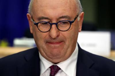 Еврокомиссар ушел в отставку из-за нарушения правил самоизоляции