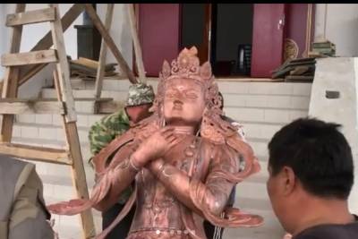 В Бурятии статую Будды на руках заносили в бывший Янгажинский дацан