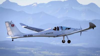 Первый в мире прыжок с парашютом из самолета на солнечных батареях сделали в Швейцарии