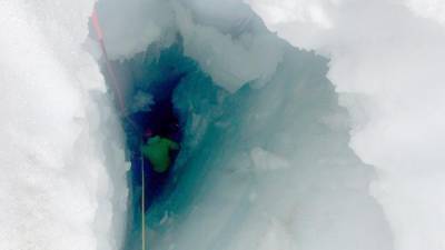 Россиянка в шортах попала в ледяную расщелину в Альпах