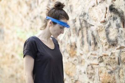 Израильтянам разрешат носить прозрачные пластиковые накладки вместо масок?