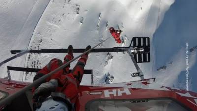 Беспечная туристка в шортах: спасатели выручили россиянку из ледяного плена в Альпах