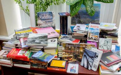 99 книг из Австрии получила сахалинская областная библиотека