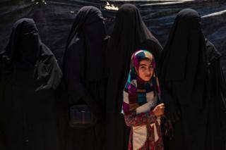 В руинах Халифата. Можно ли вернуть на родину женщин и детей, застрявших в сирийских лагерях?