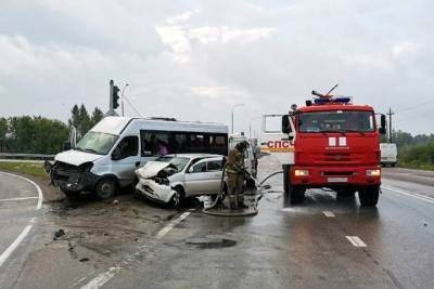 Восемь человек пострадали при столкновении микроавтобуса и автомобиля под Новосибирском