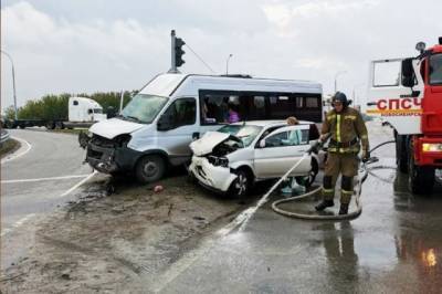 В Новосибирской области в ДТП с микроавтобусом пострадали 8 человек