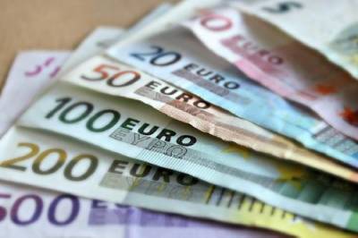 Российские банки начинают вводить комиссию за обслуживание счетов в евро