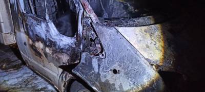 Два автомобиля сгорели в Олонце (ФОТО)