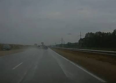 «Ладу» занесло на мокрой дороге и отбросило в отбойник (видео)