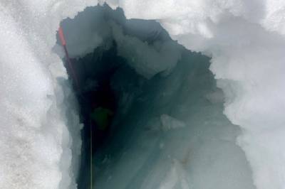 В ледяном плену: россиянка в летней одежде два дня провела в расщелине в Альпах