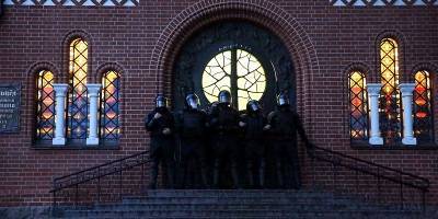 Протесты в Беларуси: ОМОН заблокировал людей в костеле