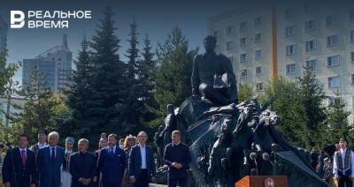 Минниханов и Хабиров открыли в Казани памятник башкирскому поэту Мустаю Кариму