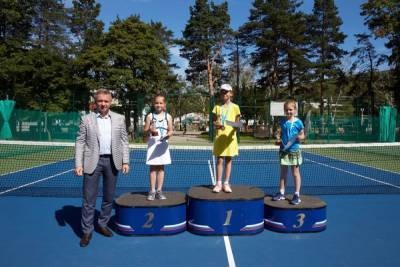 В Южно-Сахалинске наградили юных участников Кубка мэра по теннису