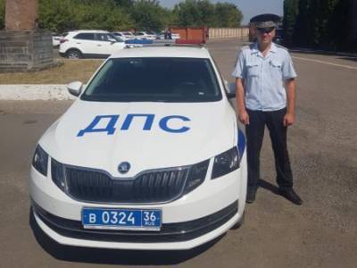 Воронежский полицейский во внеслужебное время помог пострадавшим в аварии и спас двухлетнего ребёнка