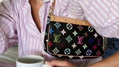 Louis Vuitton Pochette — как модницы носят самую классную винтажную сумку сезона