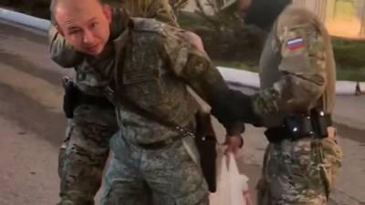 "Работаем!": ФСБ опубликовало видео задержания подозреваемого в измене военнослужащего