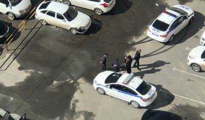 Сотрудники ГИБДД эвакуировали автомобиль, протаранивший людей у бара в центре Тюмени