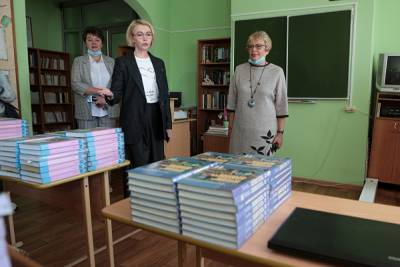 В Челябинске после скандала нашли учебники для учеников 11 класса