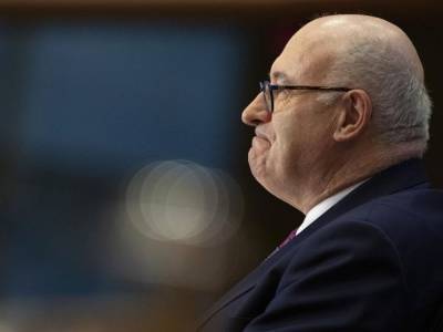 Комиссар ЕС по торговле нарушил карантин и подал в отставку
