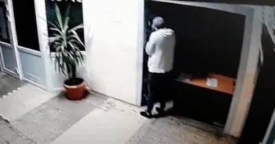 В Калининграде ищут мужчину, подозреваемого в краже айфона и кошелька в общественной бане (видео)
