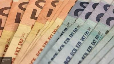 Клиенты российских банков начали платить комиссию за счета в евро