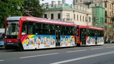 В Петербурге запустили "трамвай-галерею" с детскими рисунками