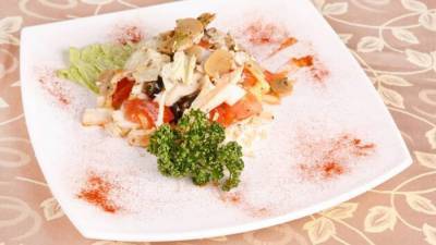 Рецепт праздничного салата из курицы, грибов и помидоров