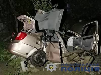 В Киевской области автомобиль врезался в бетонный забор: погибли два человека