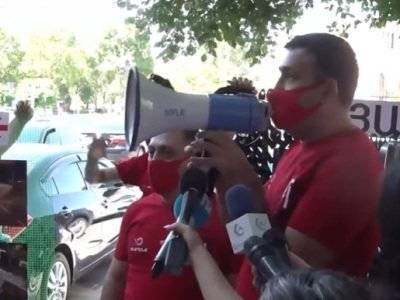 Члены общественной организации «Альтернатива» проводят акцию у здания Правительства Армении