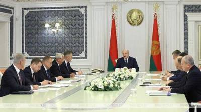 Лукашенко заявил о начале "гибридной войны" и "дипломатической бойни" против Беларуси