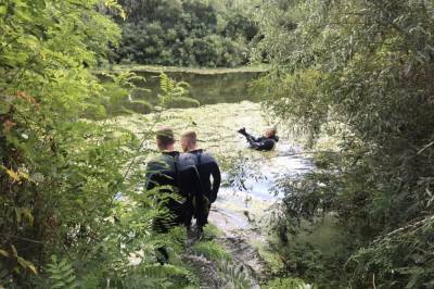 Водолазы достали тело парня из озера под Киевом
