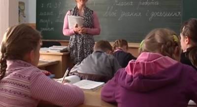 Кабмин просят застраховать украинских учителей от коронавируса