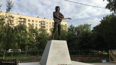 Памятник Виктору Цою в Петербурге украсят подсветкой