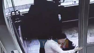 Попытка ограбления в салоне сотовой связи в Петербурге попало на видео