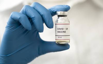 Еврокомиссия подписала первый договор на закупку 300 млн доз от COVID-19